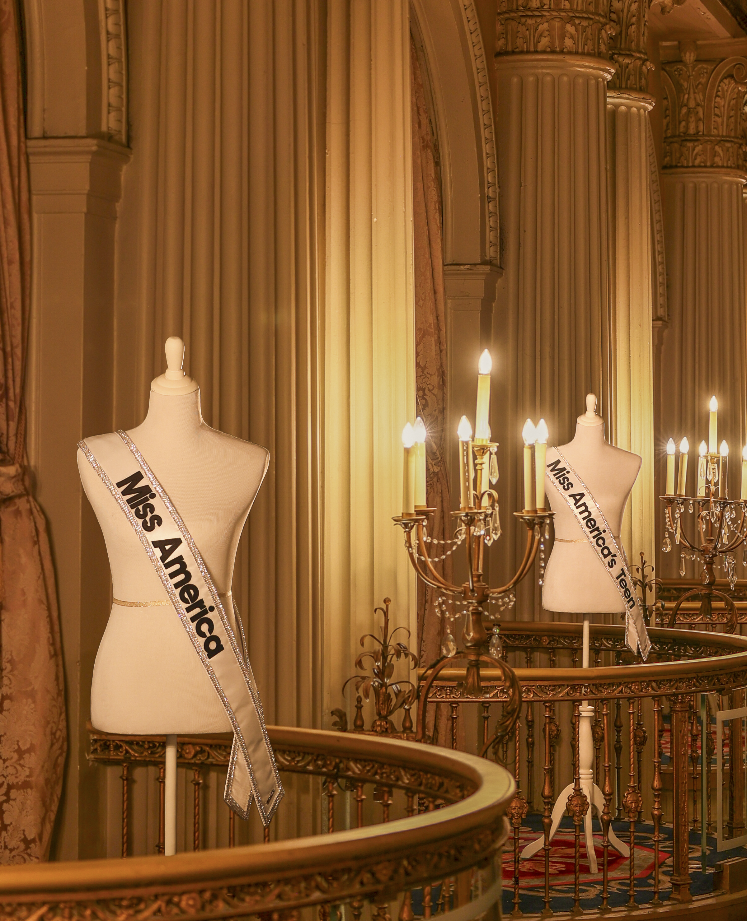 Sashes candlelit in a gold room